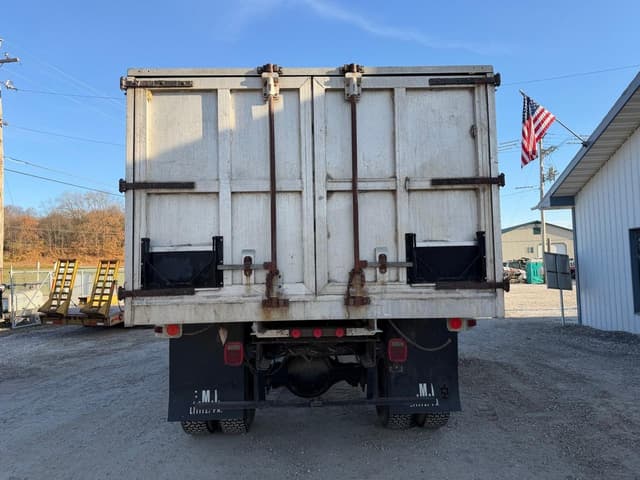 Image of Ford L8000 equipment image 4