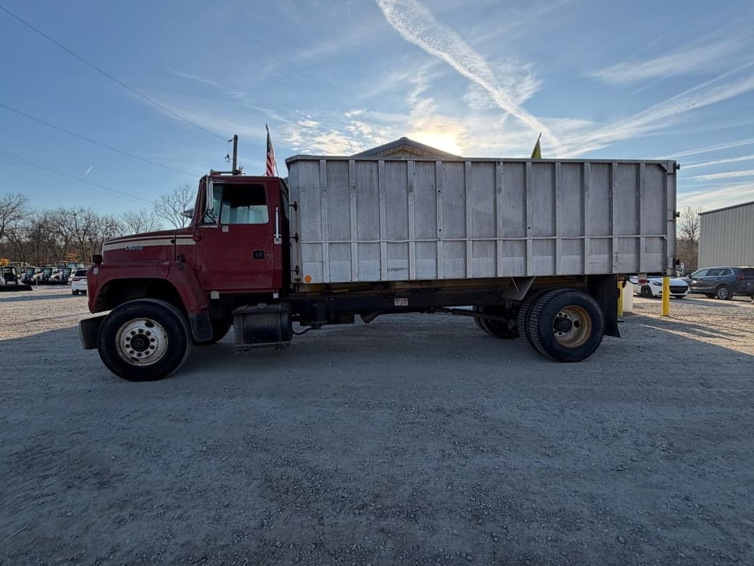 Image of Ford L8000 Primary image