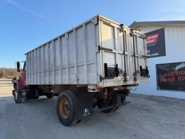 Image of Ford L8000 equipment image 3