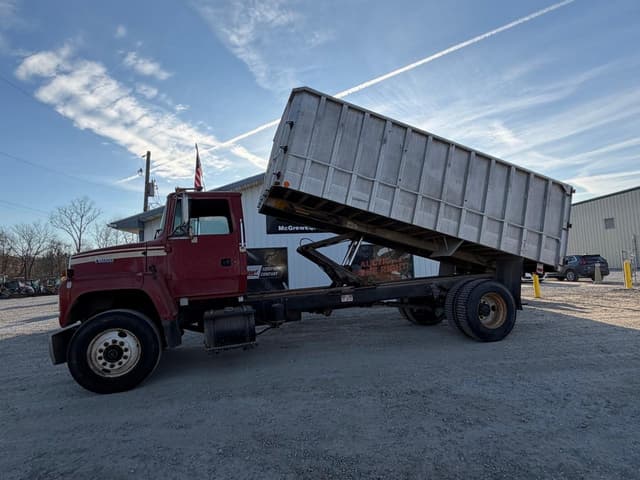 Image of Ford L8000 equipment image 1