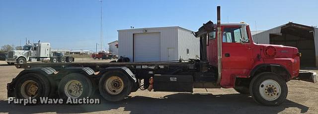 Image of Ford L8000 equipment image 3