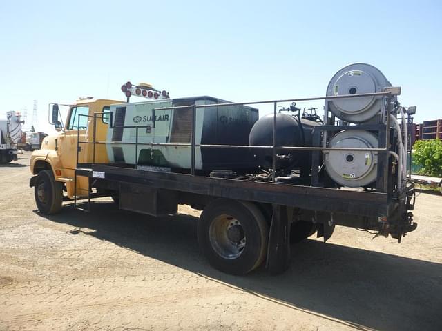 Image of Ford L8000 equipment image 3