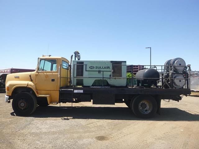 Image of Ford L8000 equipment image 4