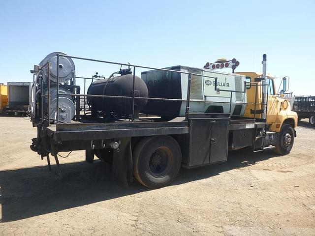 Image of Ford L8000 equipment image 2