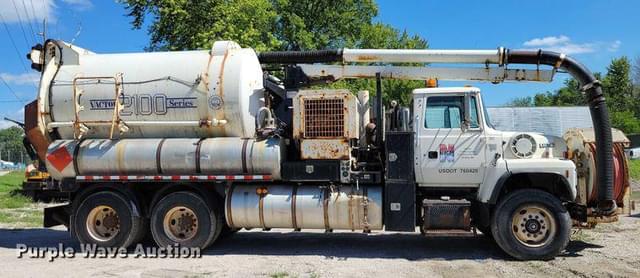 Image of Ford L8000 equipment image 3