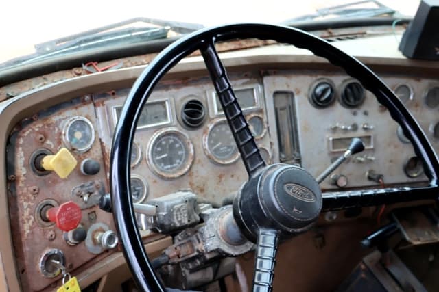 Image of Ford L9000 equipment image 4