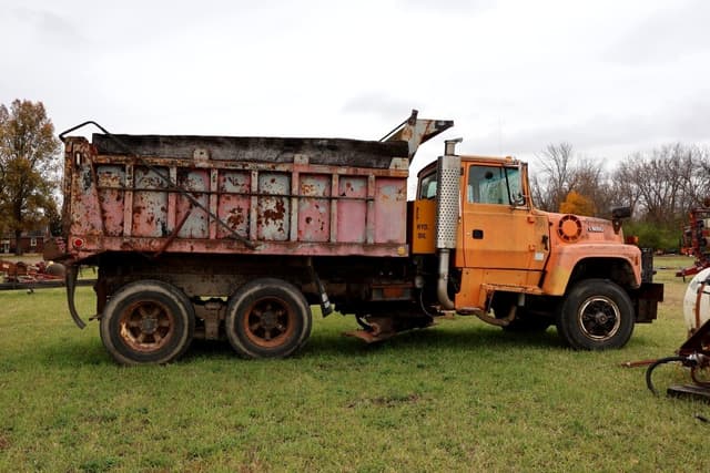 Image of Ford L9000 equipment image 1