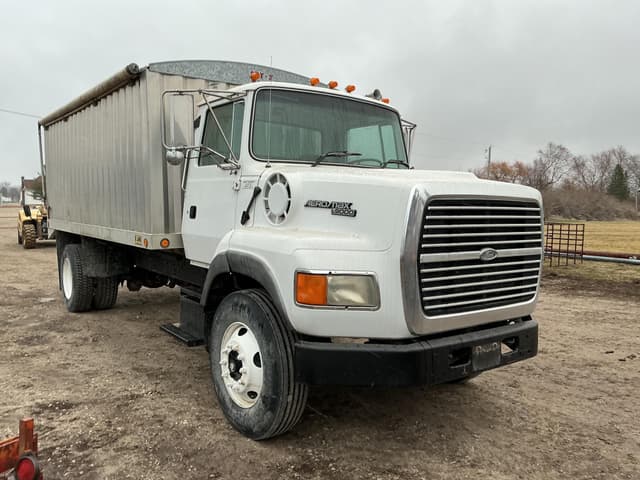 Image of Ford L9000 equipment image 4