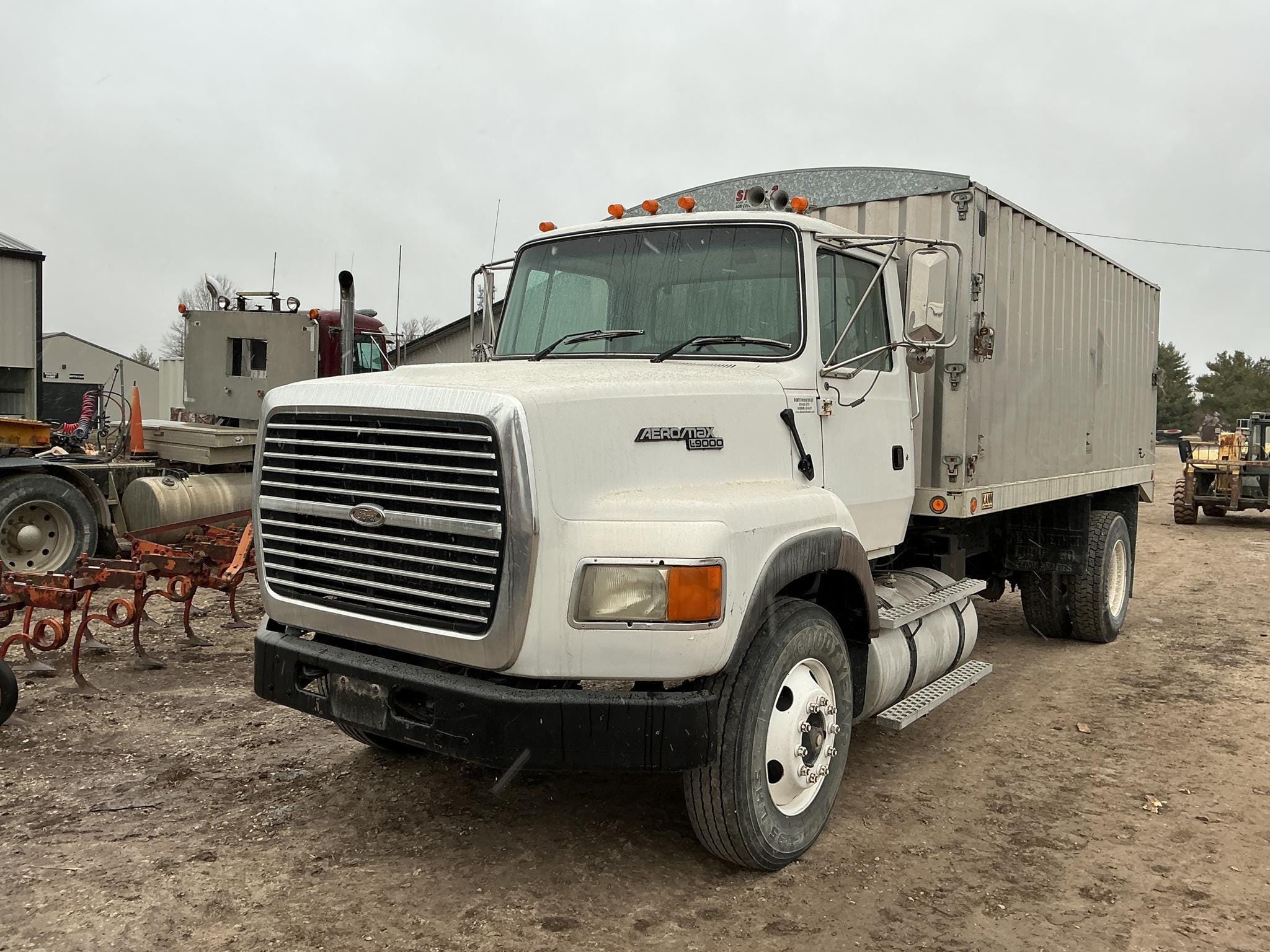 1996 Ford L9000 Equipment Image0