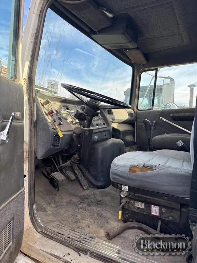 Image of Ford L9000 equipment image 4