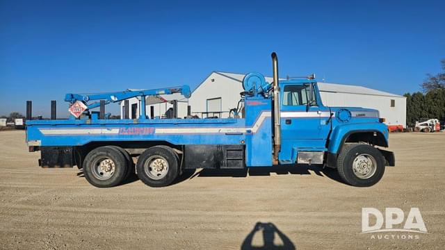 Image of Ford F-9000 equipment image 2