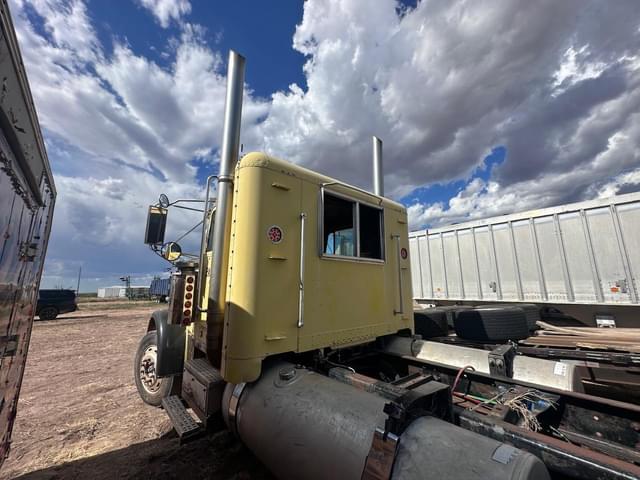 Image of Freightliner Classic equipment image 4