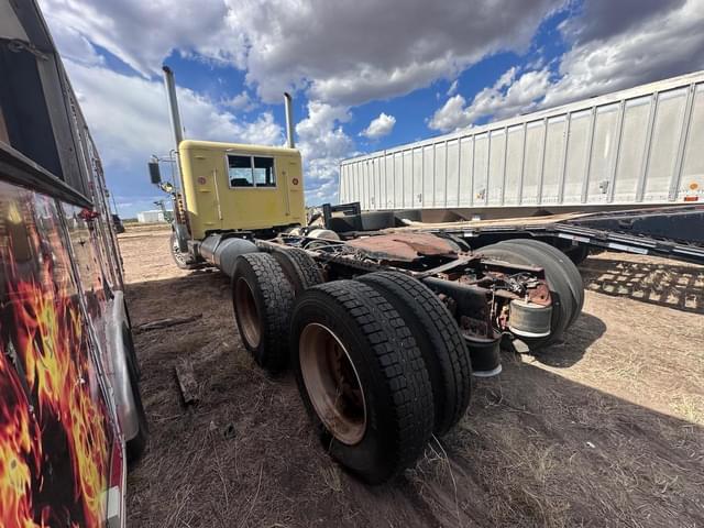 Image of Freightliner Classic equipment image 2