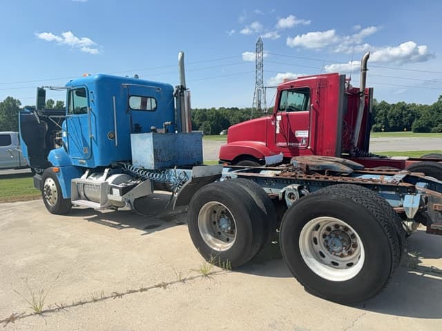 Image of Freightliner Day Cab Truck equipment image 3