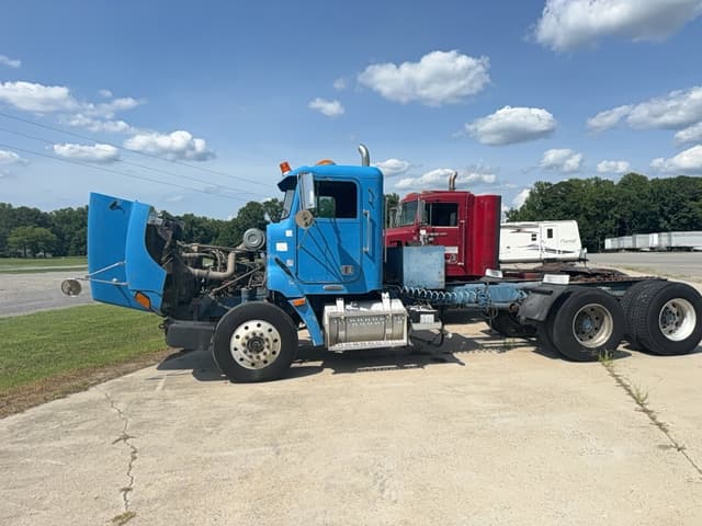 Image of Freightliner Day Cab Truck equipment image 2
