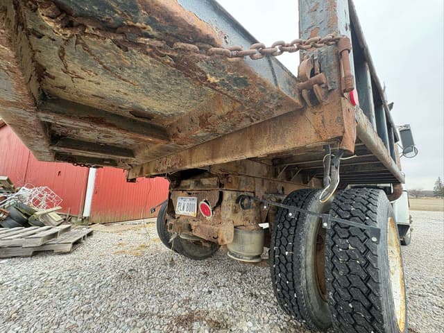 Image of Freightliner FL60 equipment image 4