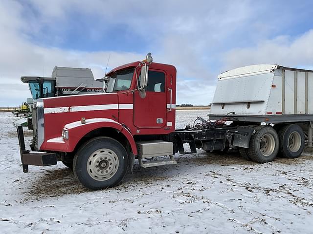 Image of Freightliner F2D120 equipment image 2