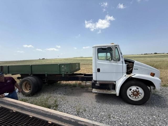 Image of Freightliner FL60 equipment image 3