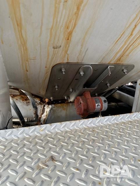 Image of Freightliner FL70 equipment image 4