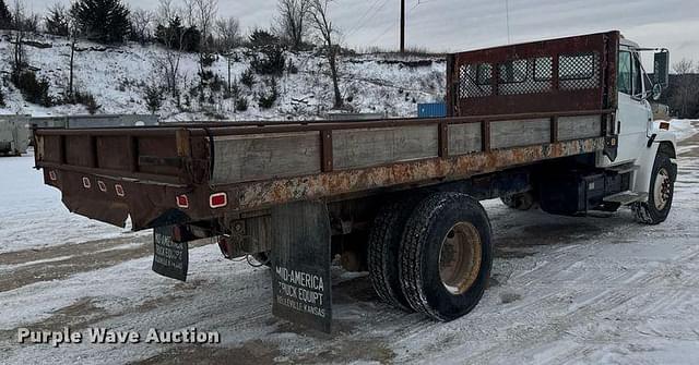 Image of Freightliner FL70 equipment image 4