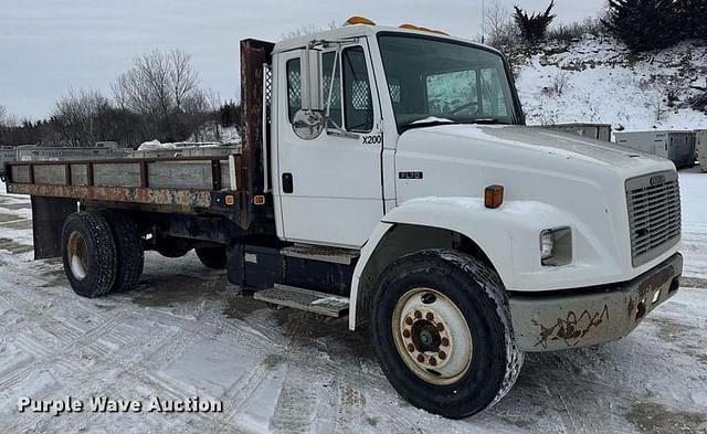 Image of Freightliner FL70 equipment image 2