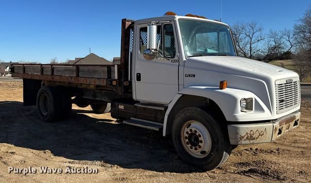 Image of Freightliner FL70 equipment image 2