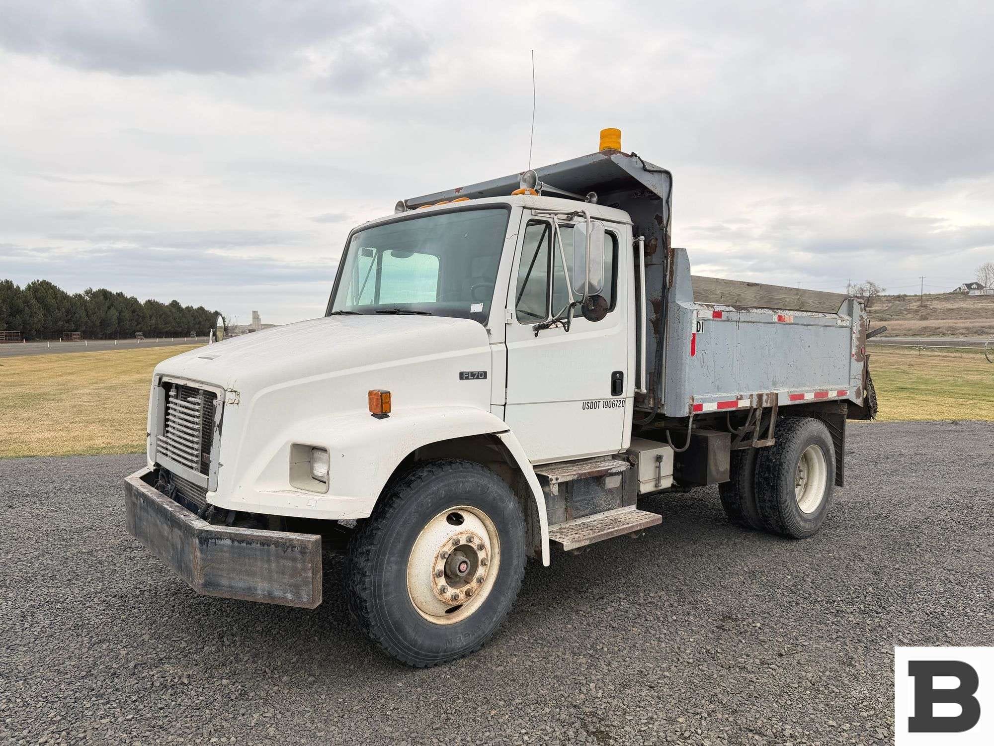 1996 Freightliner FL70 Equipment Image0