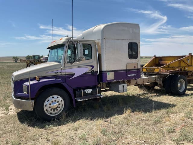 Image of Freightliner FL70 equipment image 4