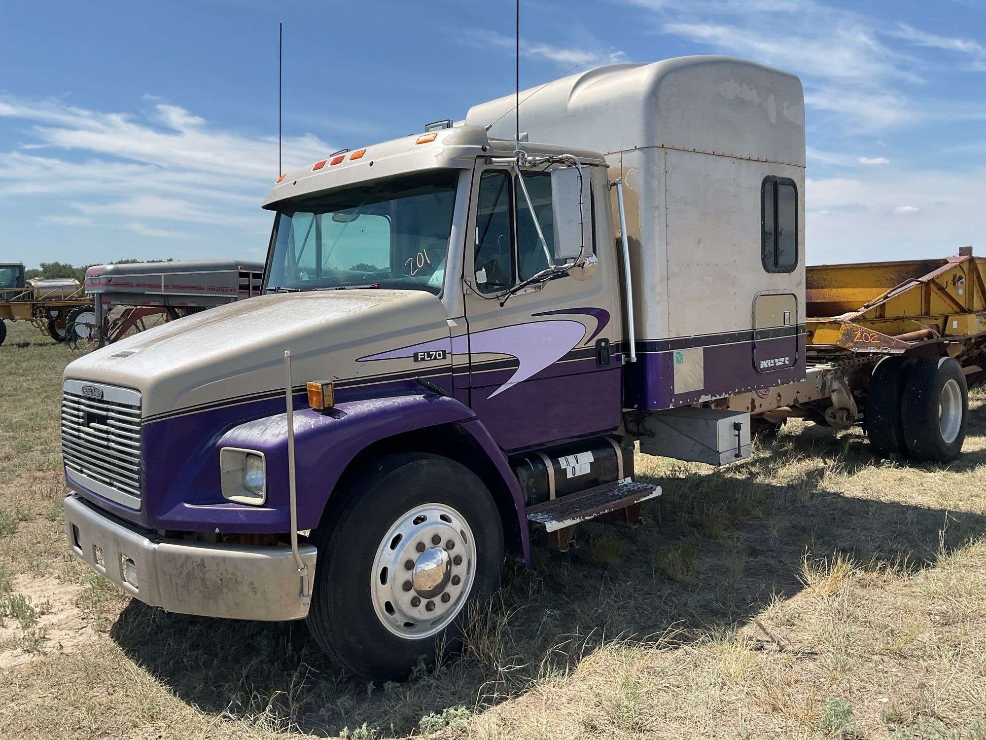 1996 Freightliner FL70 Equipment Image0