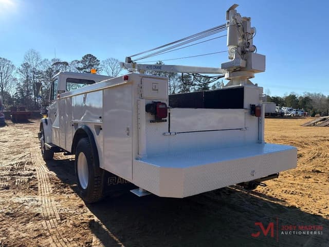 Image of Freightliner FL70 equipment image 4