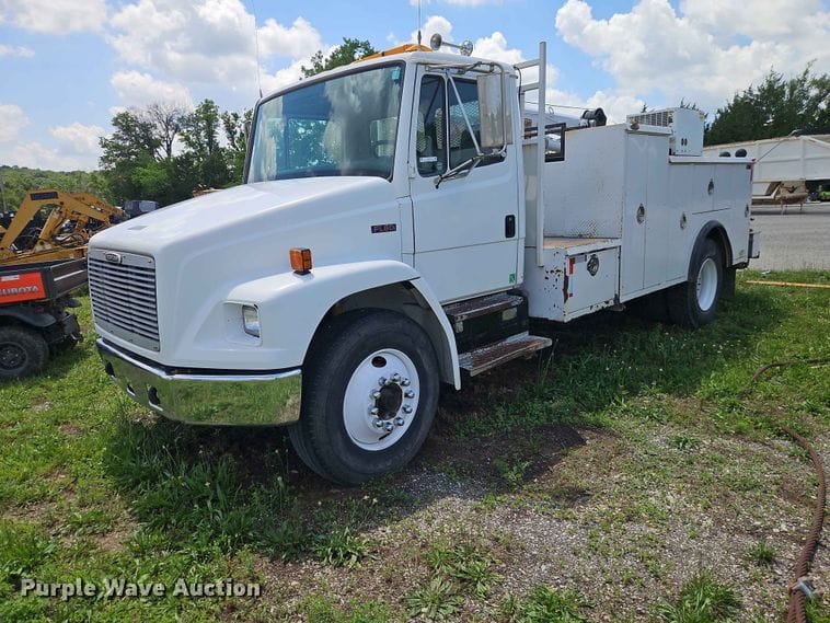 1996 Freightliner FL70 Equipment Image0