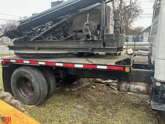 Image of Freightliner FL80 equipment image 4