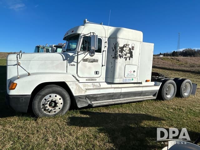 Image of Freightliner FLD120 equipment image 4