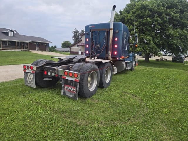 Image of Freightliner FLD120 equipment image 2