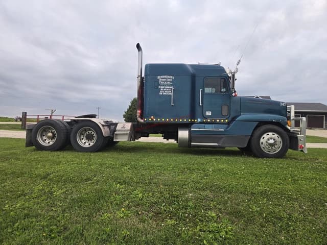 Image of Freightliner FLD120 equipment image 4