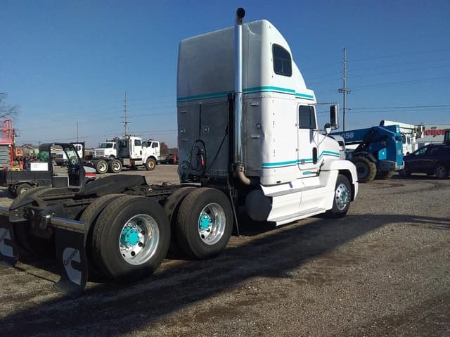 Image of Freightliner FLD120 equipment image 4