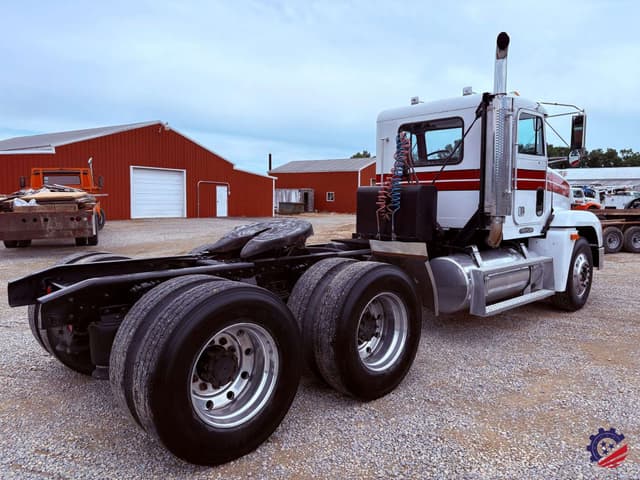 Image of Freightliner FLD120 equipment image 2