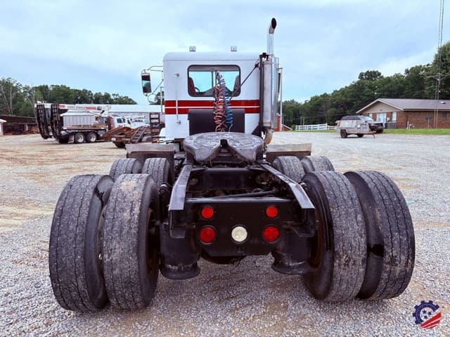Image of Freightliner FLD120 equipment image 3