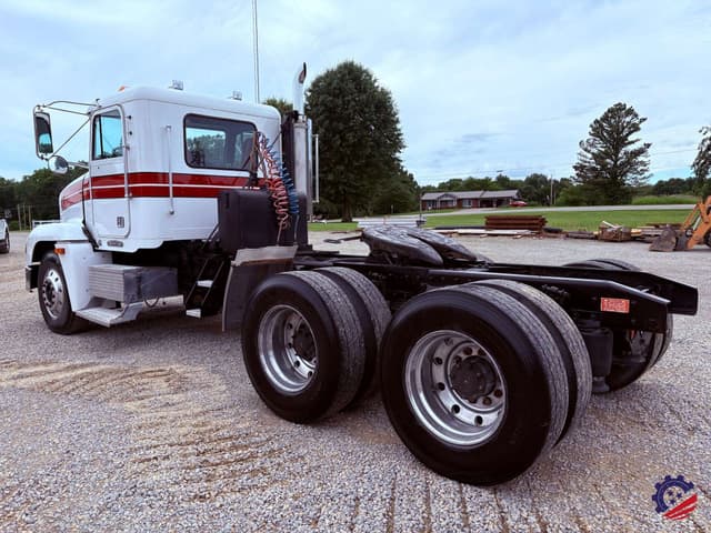 Image of Freightliner FLD120 equipment image 4