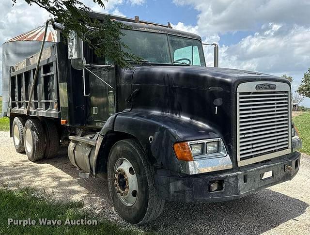 Image of Freightliner FLD equipment image 2