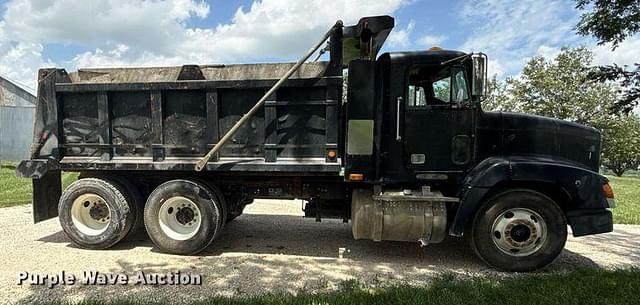 Image of Freightliner FLD equipment image 3