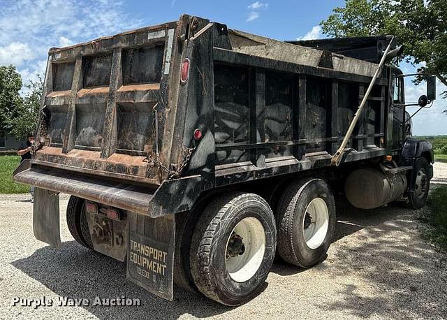 Image of Freightliner FLD equipment image 4