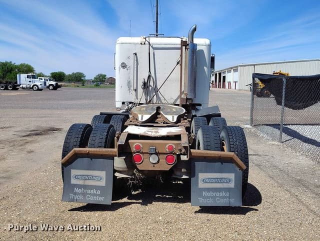 Image of Freightliner FLD equipment image 4