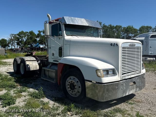 Image of Freightliner FLD equipment image 2
