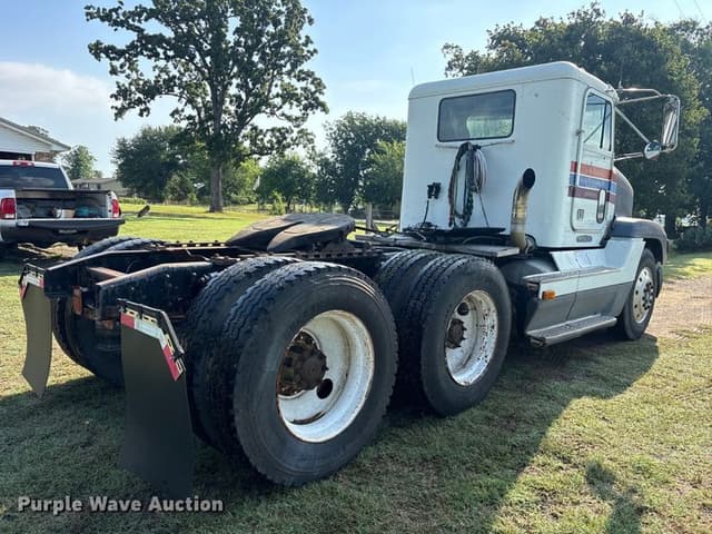 Image of Freightliner FLD equipment image 4