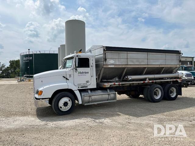 Image of Freightliner FLD112 equipment image 3