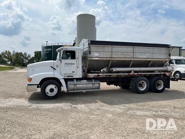 Image of Freightliner FLD112 equipment image 4