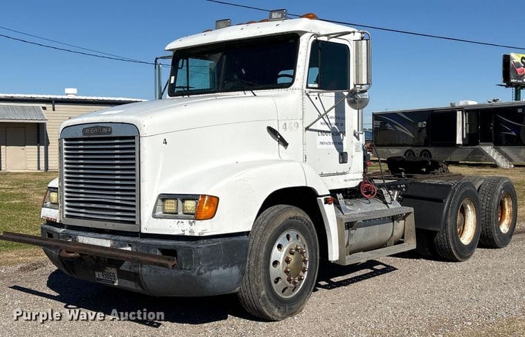 1996 Freightliner FLD112 Equipment Image0
