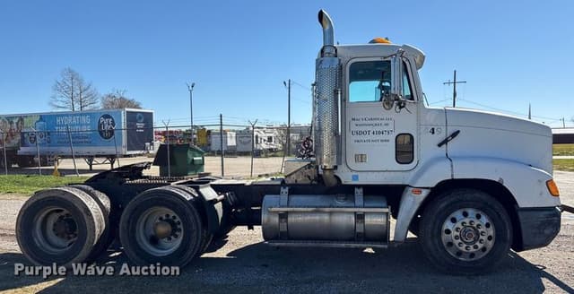 Image of Freightliner FLD112 equipment image 3