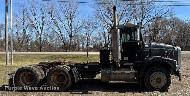 Image of Freightliner FLD112 equipment image 3